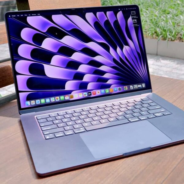 MacBook Air 15″ – Puce M4, 16 Go RAM, 256 Go SSD – Minuit (MW1L3)